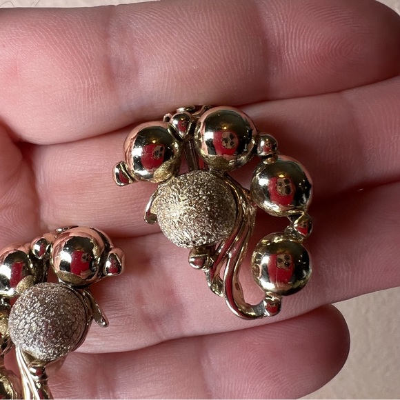 Vintage 1950’s Gold Tone Bauble Bead Clip On Earrings, Festive Estate Jewelry - Picture 3 of 5